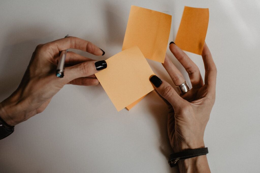 postits orange woman hands